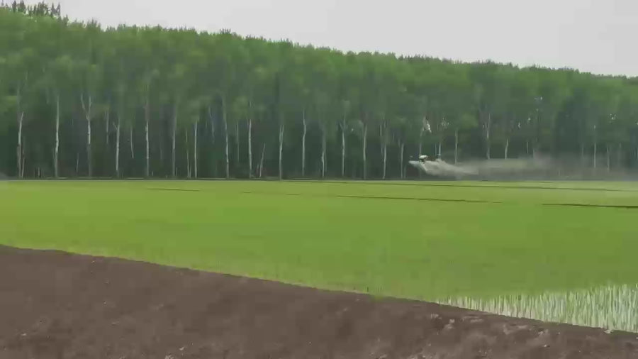 UA50 drone agrícola operando em grande área de cultivo com pulverização eficiente